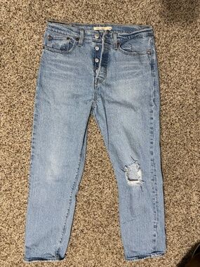 Levi’s Premium Wedgie Straight Women’s distressed jeans - size 28